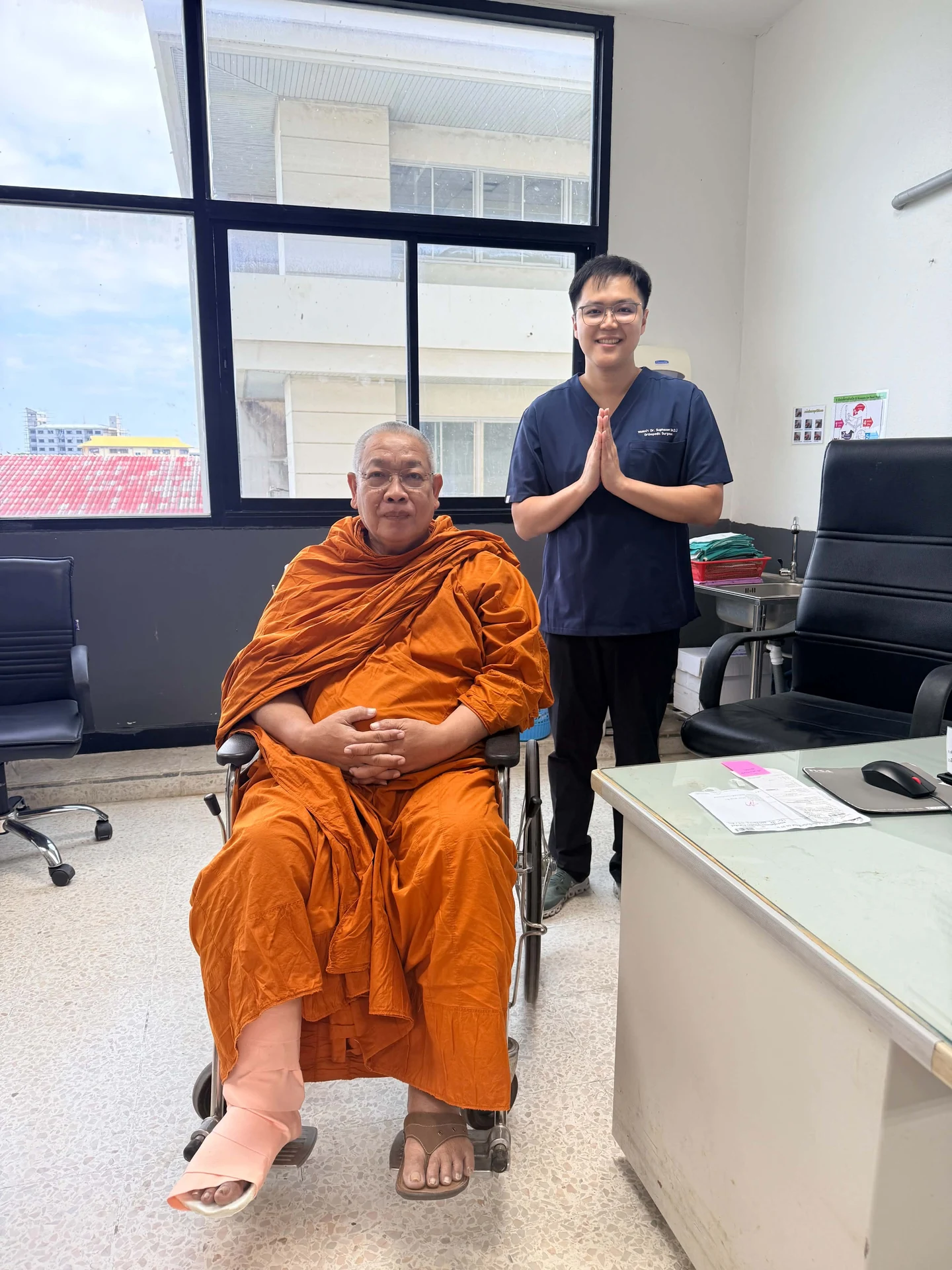 ภาพแพทย์กับผู้รับบริการในระหว่างการดูแลและติดตาม